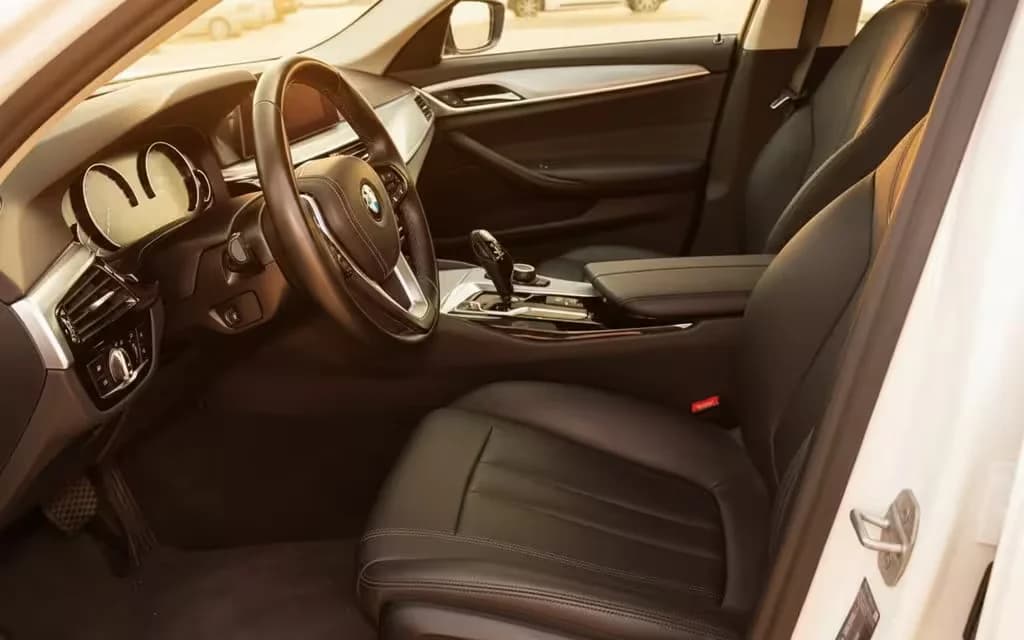 Bmw 520 2024 leather seats and cabin – rental in Dubai