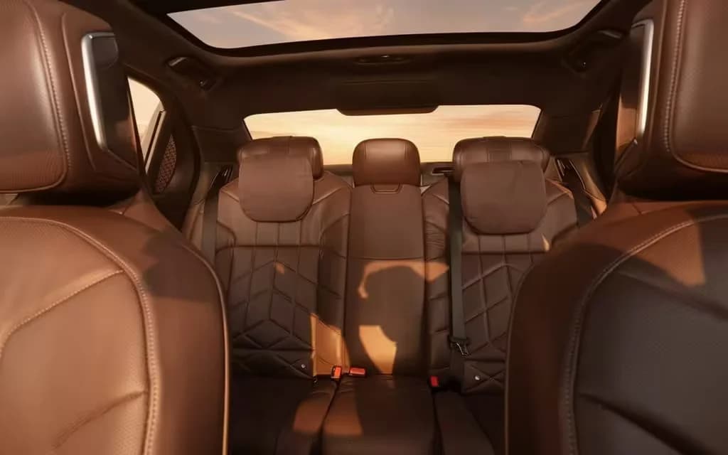 Bmw 735 2023 leather seats and cabin – rental in Dubai