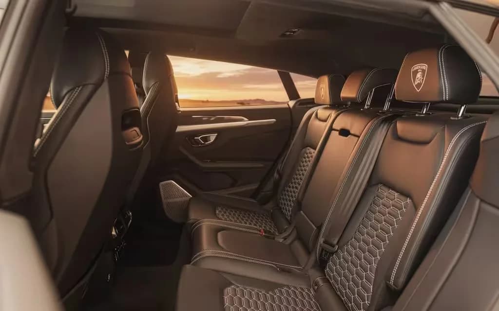 Lamborghini Urus 2022 leather seats and cabin – rental in Dubai