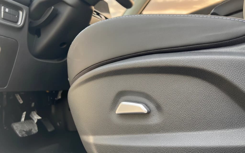 JAC JS4 2023 White front seats – rental in Dubai