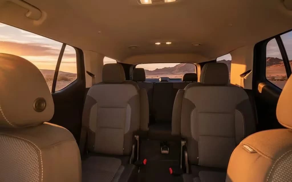 Chevrolet Traverse 2022 leather seats and cabin – rental in Dubai