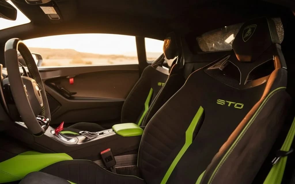 Lamborghini Huracan 2022 leather seats and cabin – rental in Dubai